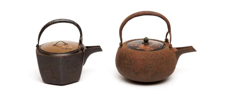 Lot de deux pots à saké en métal avec couvercles laqués, l'un de forme hexagonale et l'autre de forme rond