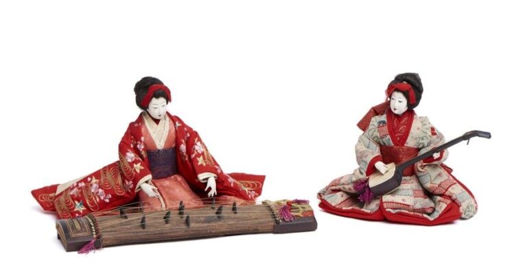 Lot de deux poupées en bois ningy? de la région de Kyoto: une geisha joue du shamisen et une autre jeune fille joue du kot