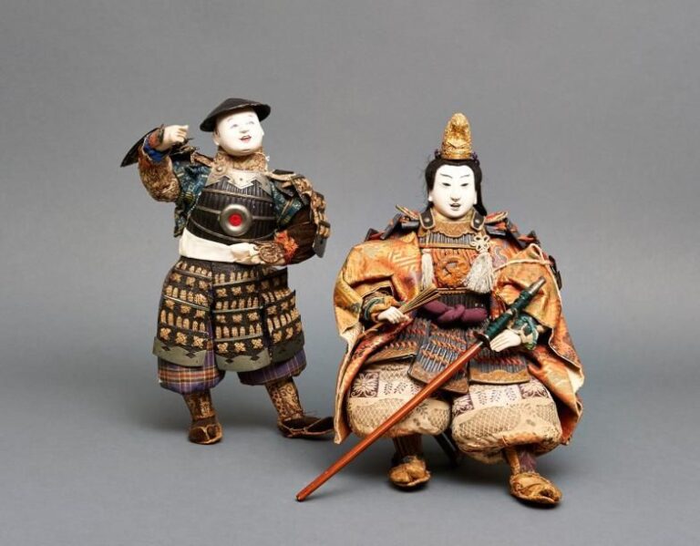 Lot de deux poupées japonaises (ningyo) représentant un seigneur feodal et son serviteu
