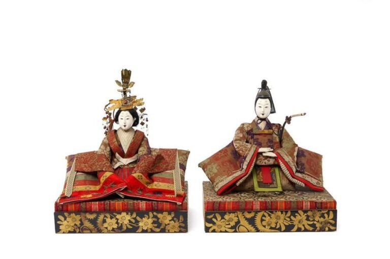Lot de deux poupées représentant un empereur et une impératric