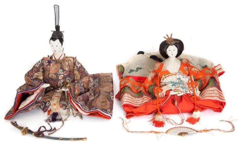 Lot de deux poupées représentant un empereur et une impératrice utilisées lors du festival des poupées (hima-matsuri