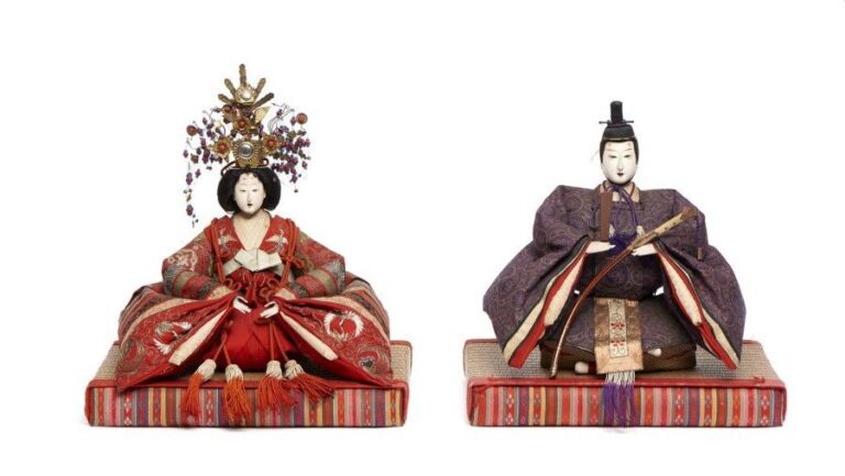 Lot de deux poupées utilisées pour le festival des poupées (hinamatsuri