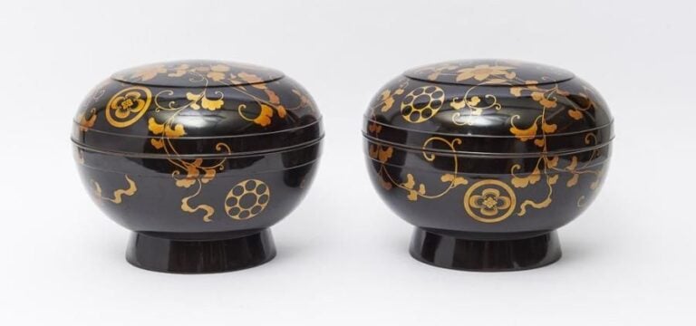 Lot de deux récipients à nourriture de forme globulaire et laqués noir