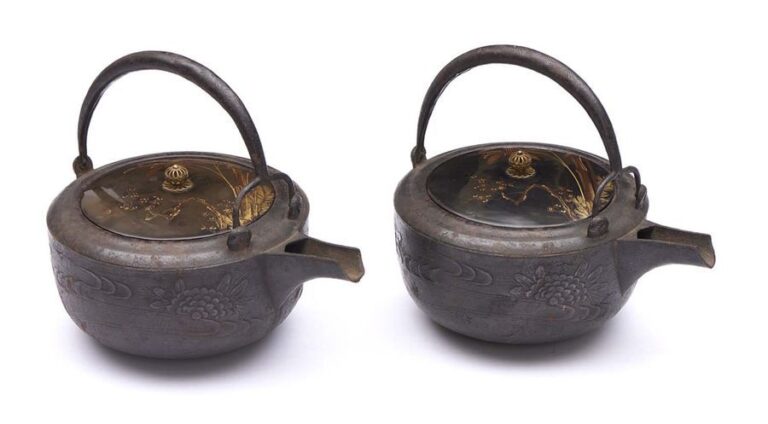 Lot de deux récipients à saké en métal décorés d’un chrysanthème et d’eau ruisselant