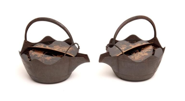 Lot de deux récipients à saké (och?shi) en méta