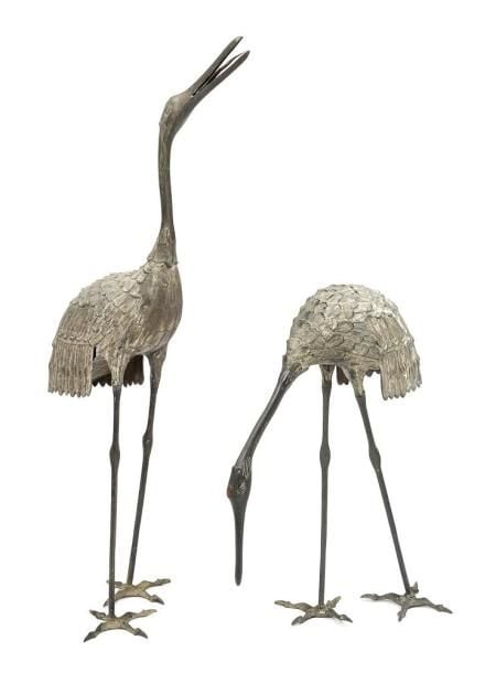 Lot de deux statues de jardin en bronze figurant des grues japonaise