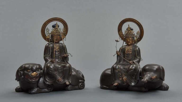 Lot de deux statues laquées noir représentant Bosatsu (Bodhisattva): Monju (Manjusri) assis sur son lion et Fugen (Samantabhadra) assis sur son éléphan