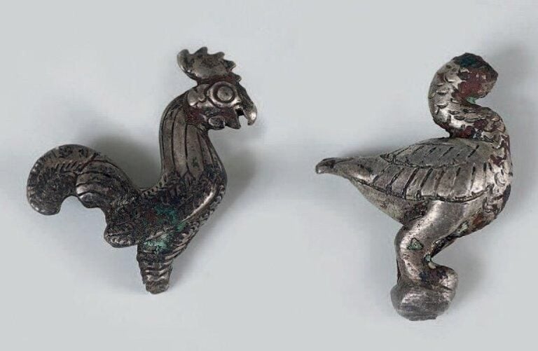 Lot de deux statuettes en argent (sommet d'épingle?) représentant une oie et un co
