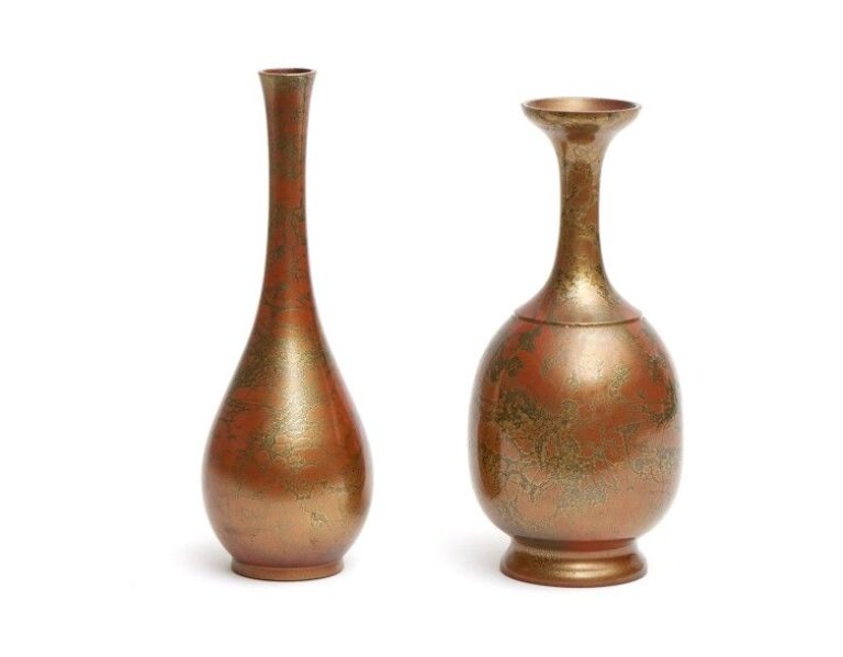 Lot de deux vases en bronze à patine mouchetée rouge-o
