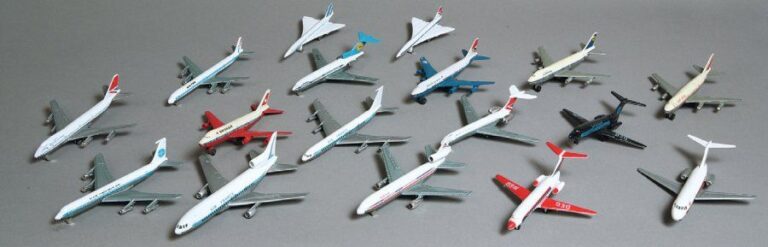 Lot de die Cast, environ 15 avions de compagnies ; Lindtoy - Hong-Kong, 70%