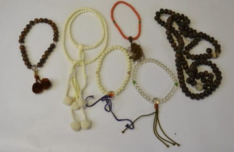 LOT DE DIVERS COLLIERS ET CHAPELETS