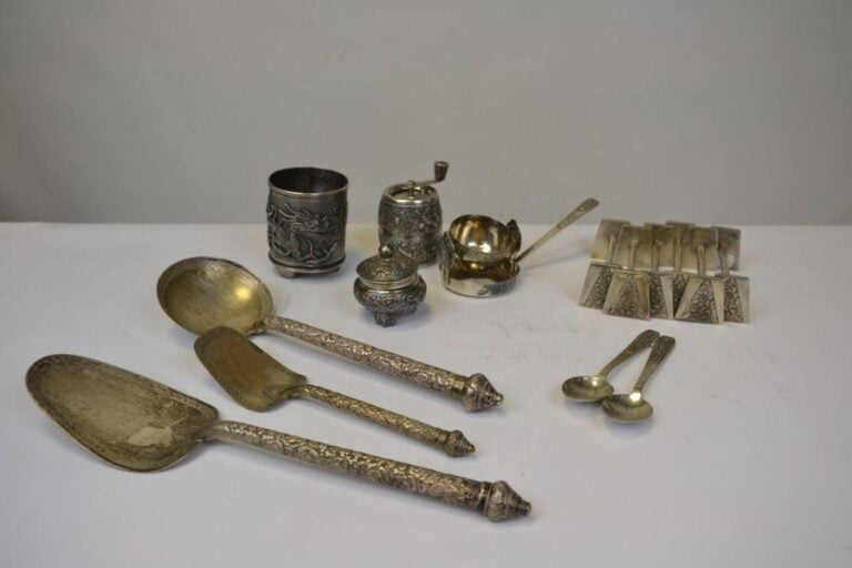 * LOT DE DIVERS OBJETS ET COUVERT EN ARGENT ET METAL ARGENTE