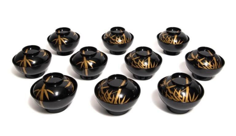 Lot de dix bols avec couvercle garnis de laque noire Wajimanur