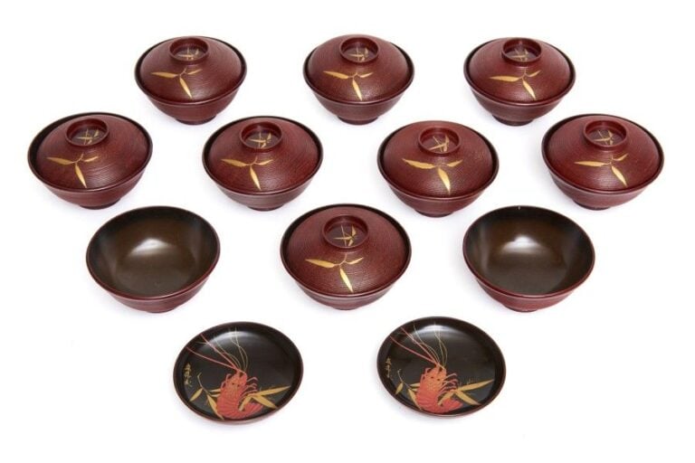 Lot de dix bols laqués avec couvercl