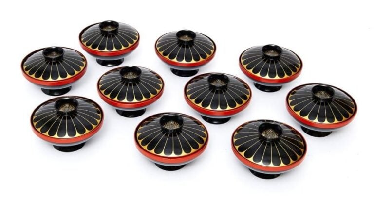 Lot de dix bols noirs en laque Wajima avec des couvercles et des bordures de couleur rouge-cinabr