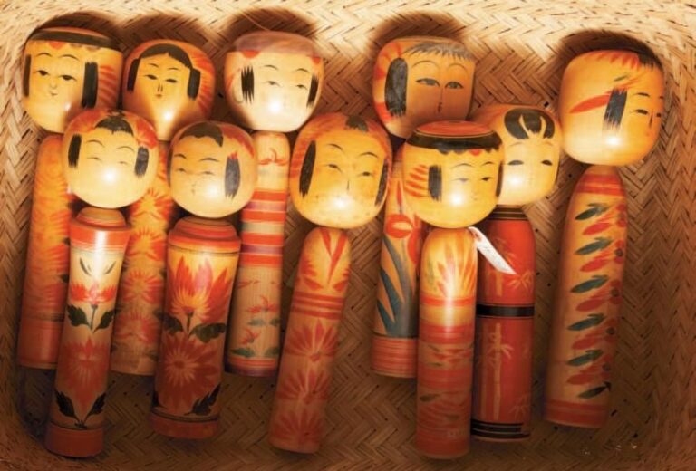 Lot de dix poupées Kokeshi en bois, de taille moyenne