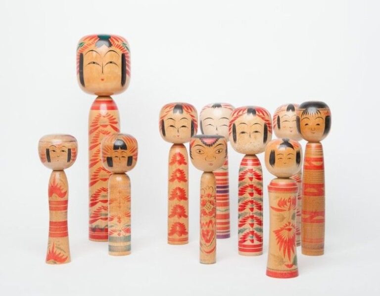 Lot de dix poupées Kokeshi en bois, de tailles différente