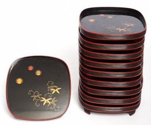 Lot de dix tables basses (zen) en bois laqué noi