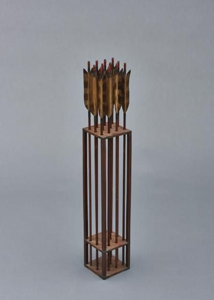 Lot de douze flèches sur un socle carr