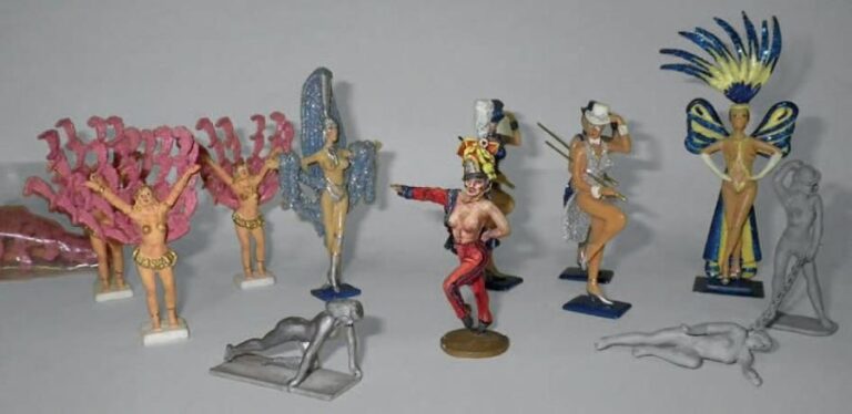 Lot de figurines contemporaines érotiques: danseuses de cabaret (12 pièces environ)