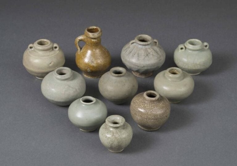 LOT DE NEUF (9) PETITES JARRES EN GRES PORCELAINEUX Chine, Dynastie Ming / Qing Toutes ovoïdes, certaines à bec court, certaines à oreilles, certaines creusées de godron