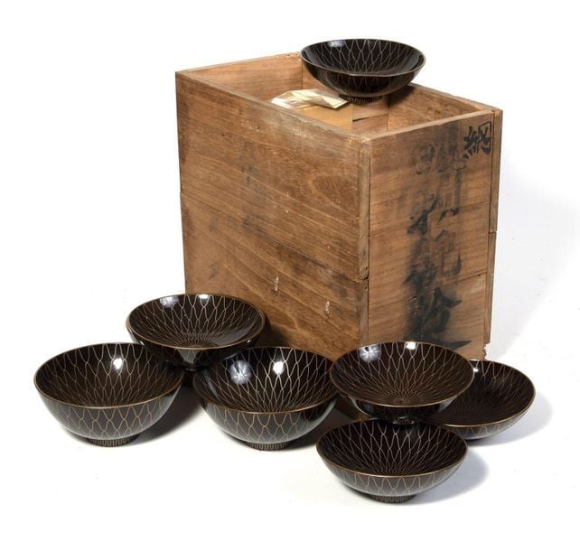 Lot de neuf bols laqués à motif de filet en laque makie or à l'extérieur, et argent à l'intérieu