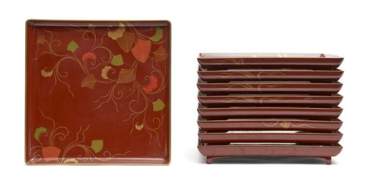 Lot de neuf plateaux (zen) garnis de laque rouge wajimanur