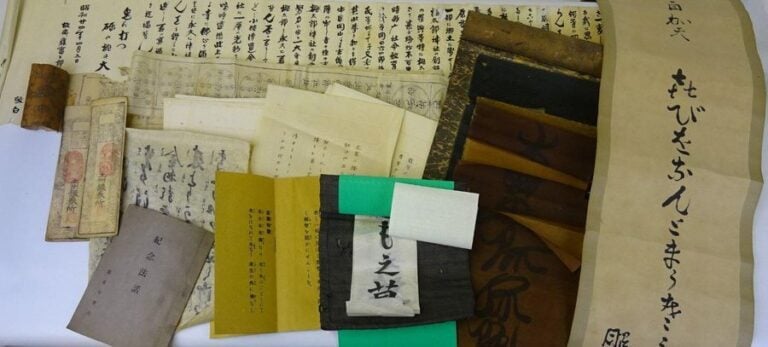 LOT DE PAPIERS ANCIENS ET MODERNES