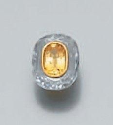 LOT de pierres sur papier comprenant: - une TANZANITE de forme navette pesant 1,42 carat; - deux SAPHIRS (un 4,19 carats) cabochons de forme ovale dont l'un est flanqué d'un saphir jaune (poids total: 4,76 carats)