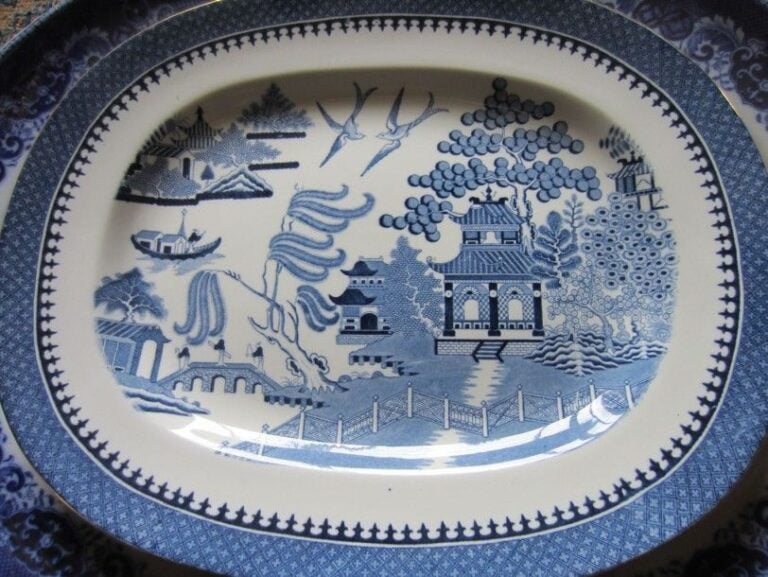 Lot de plats et saucière en porcelaine anglaise