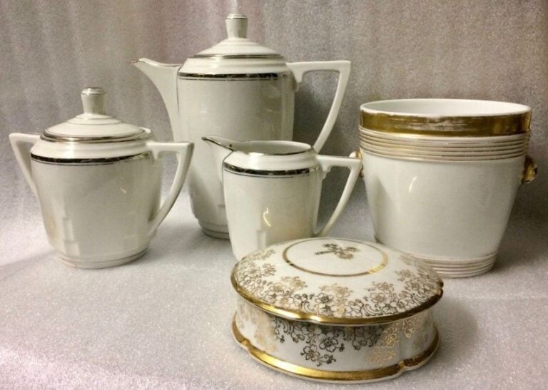 Lot de porcelaine blanche dorée ou argentée : théière, verseuse, sucrier, cache-pot, bonbonnièr