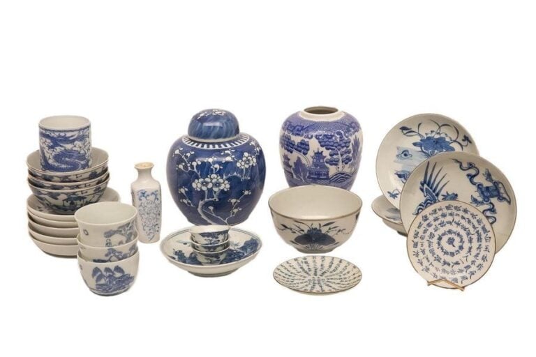 LOT DE PORCELAINES BLEU BLANC