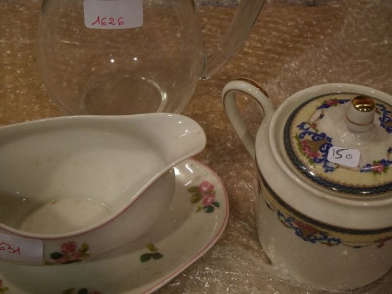 Lot de porcelaines diverses, saucières, broc