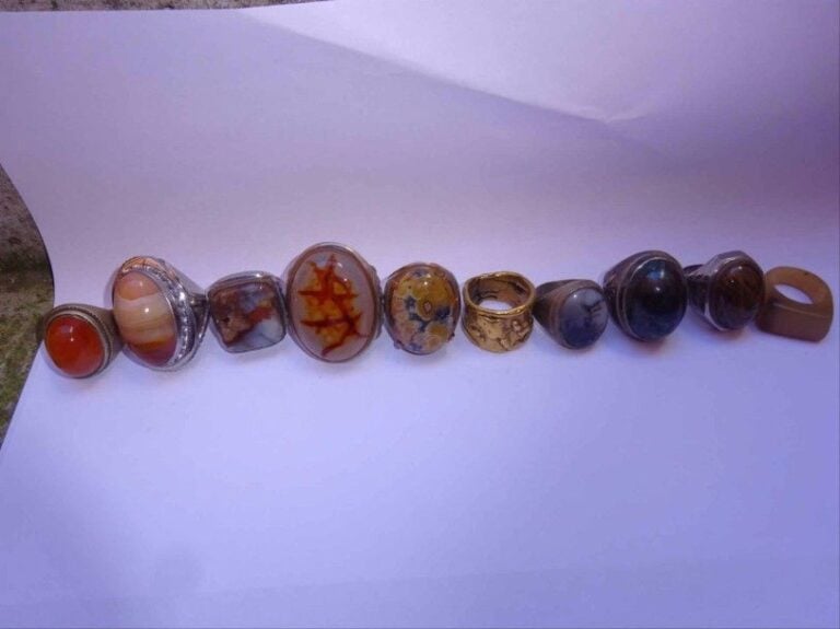 LOT DE QUARANTE BAGUES  A LOT OF FORTY RINGS