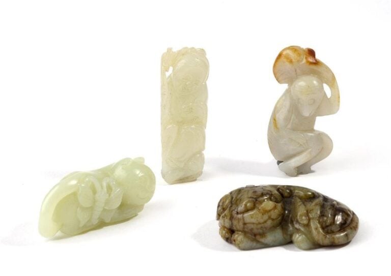 LOT DE QUATRE (4) OBJETS EN JADE NEPHRITE