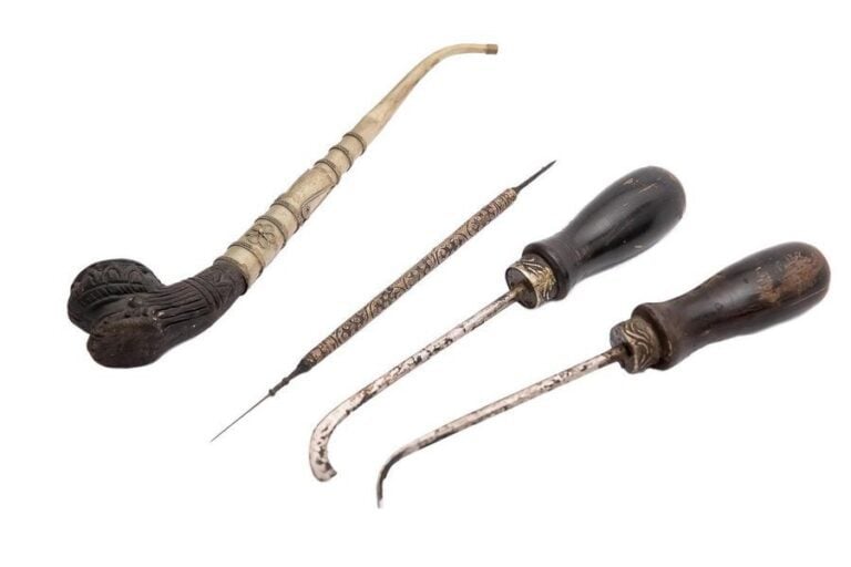 LOT DE QUATRE (4) OUTILS / OBJETS DE L'OPIUM