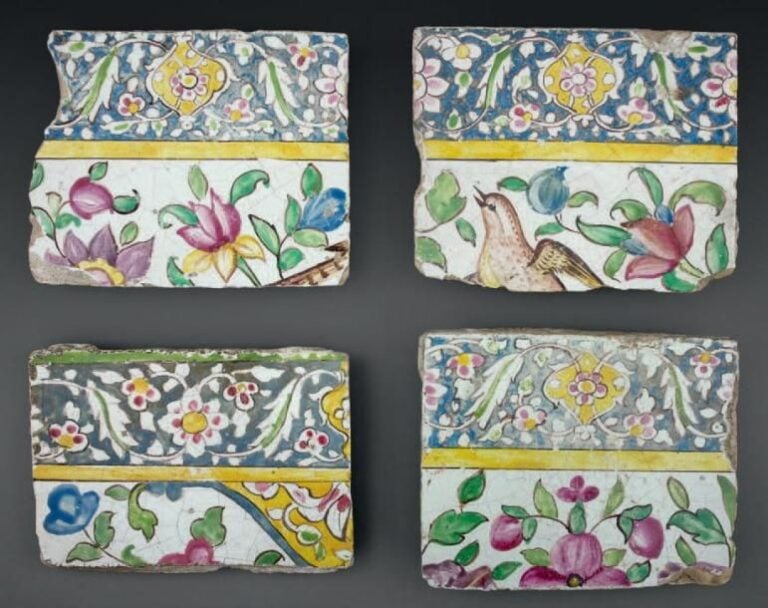 Lot de quatre carreaux Qadjar Céramique à décor en cuerda seca ou ligne noir