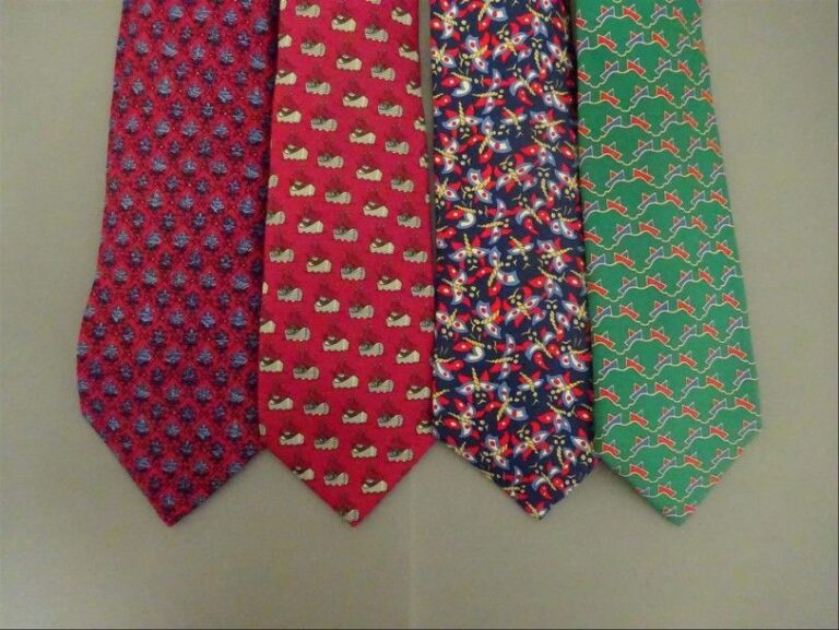 Lot de quatre cravates en soie, deux dans les tons rouge, une dans les tons vert, une dans les tons bleu: > feuilles > papillons > bateaux de papie