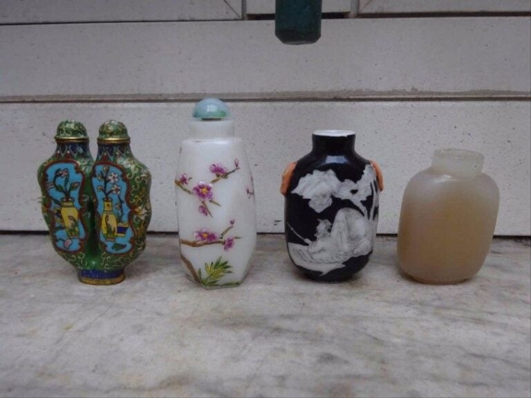 LOT DE QUATRE FLACONS TABATIERES Chine, Epoque XXe siècle Il comprend: > Une tabatière en verre émaillé à décor flora