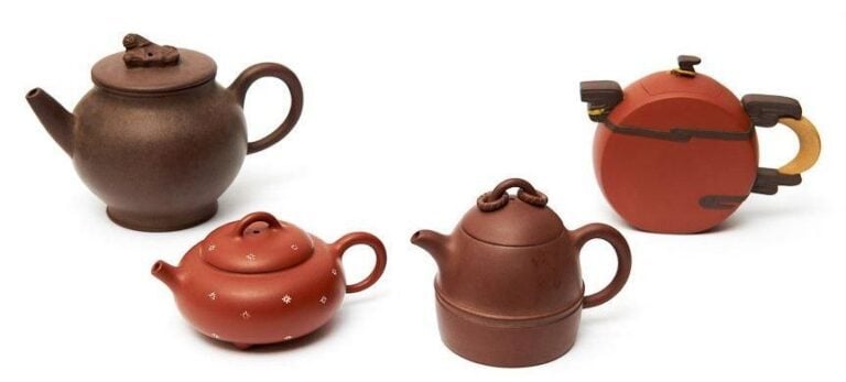 Lot de quatre petites thèières chinoises de Yixing de style contemporai