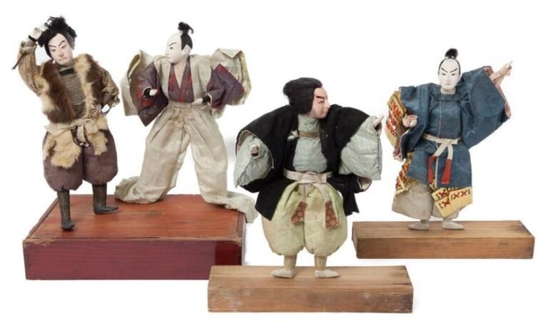 Lot de quatre poupées représentant des samouraï
