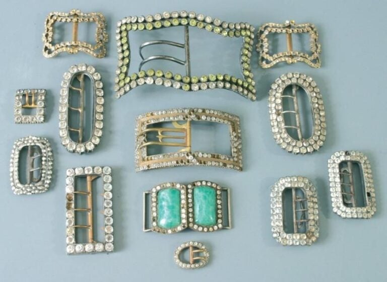 Lot de seize boucles de ceintures, la plupart en argent ou métal blanc et strass (manques aux strass