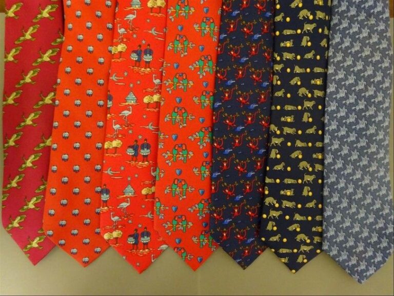 Lot de sept cravates en soie dans les tons rouge pour quatre, dans les tons bleu pour trois: > oiseaux de paradis > africains et tamtams > toucans
