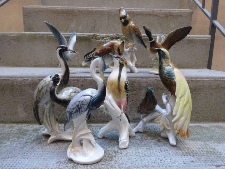 Lot de sept sujets en porcelaine moulée à décor polychrome figurant des oiseaux tous marqués aux dessou