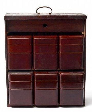 Lot de six boites (bento) de forme carrée et laquées de couleur rouge fonc