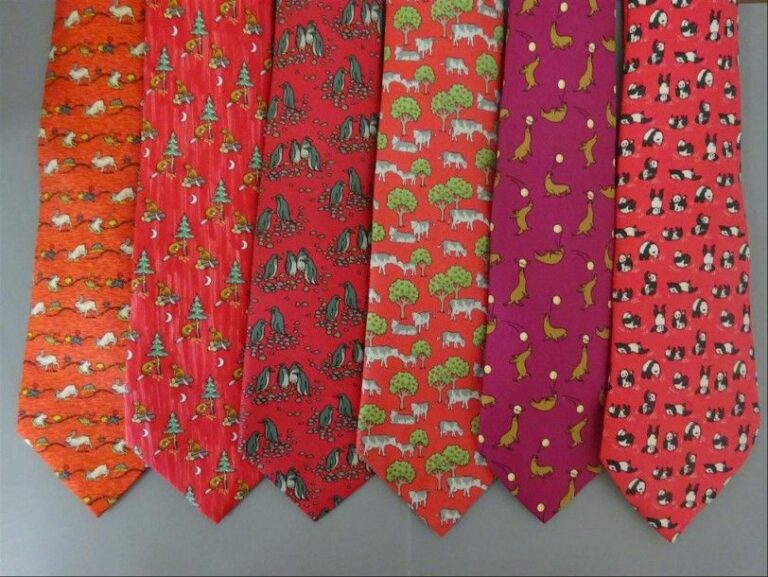 Lot de six cravates en soie dans les tons rouge à motifs animaliers: > lapins > pingouins > vaches