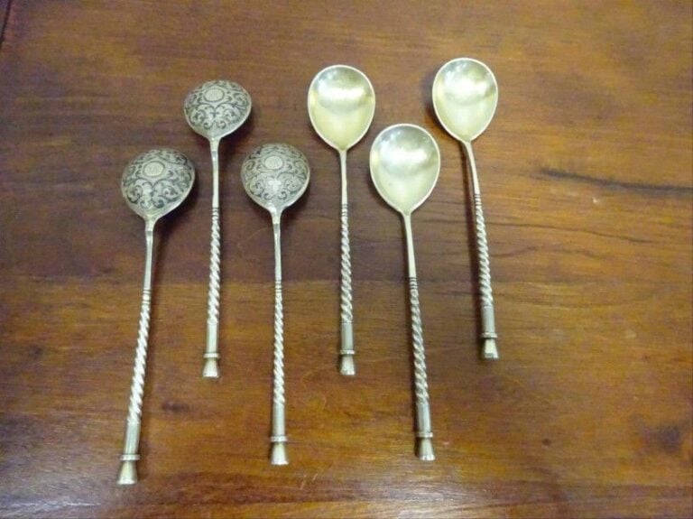 Lot de six cuillères à thé en argent russe les manches torsadés les revers des cuillerons guillochés et chiffré