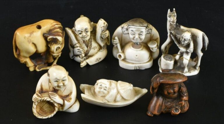 LOT DE SIX KATABORI NETSUKES Japon, Période Meiji, Epoque XIXe siècle Tous en ivoire, signés et percés d'himotoshi, deux animaux et quatre sage