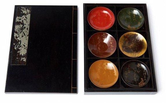 Lot de six petites tasses laquées de forme aplati