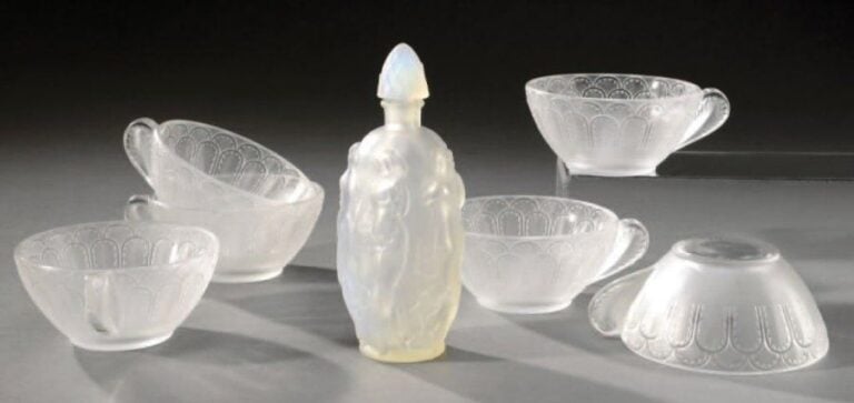 Lot de six tasses à punch Jaffa Epreuves en verre moulé-pressé, blanc, satiné mat et brillan